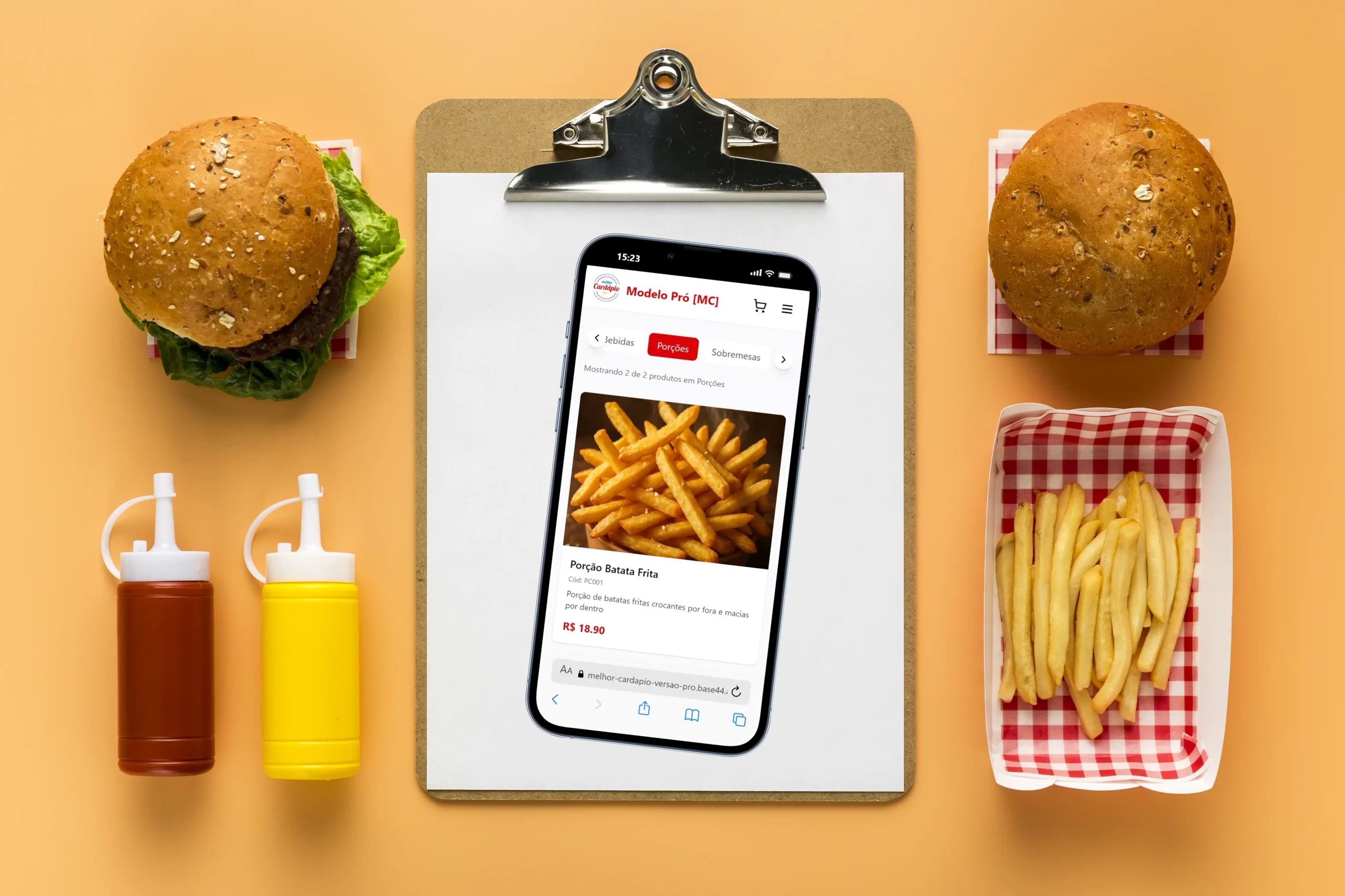 Foto aérea de hambúrguer, batatas fritas e celular sobre a prancheta